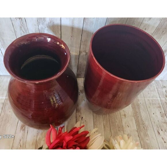 ę Two large red decorative lacquerware vaces and flowers - Picture 6 of 10